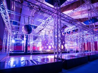 Jump´n Run im realen Leben: Der ninja Park aus Naxpro-Truss Traversen